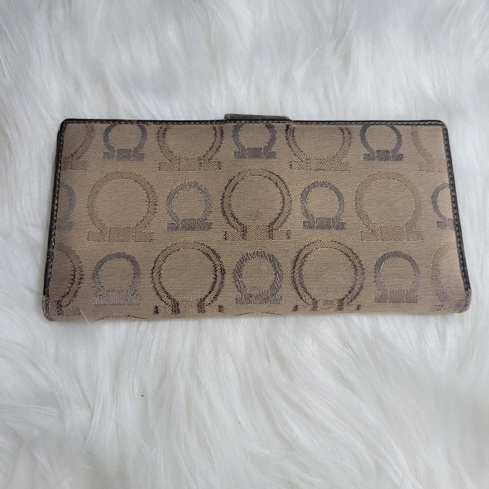 Ferragamo Monogram Long Wallet - Picture 2 of 10